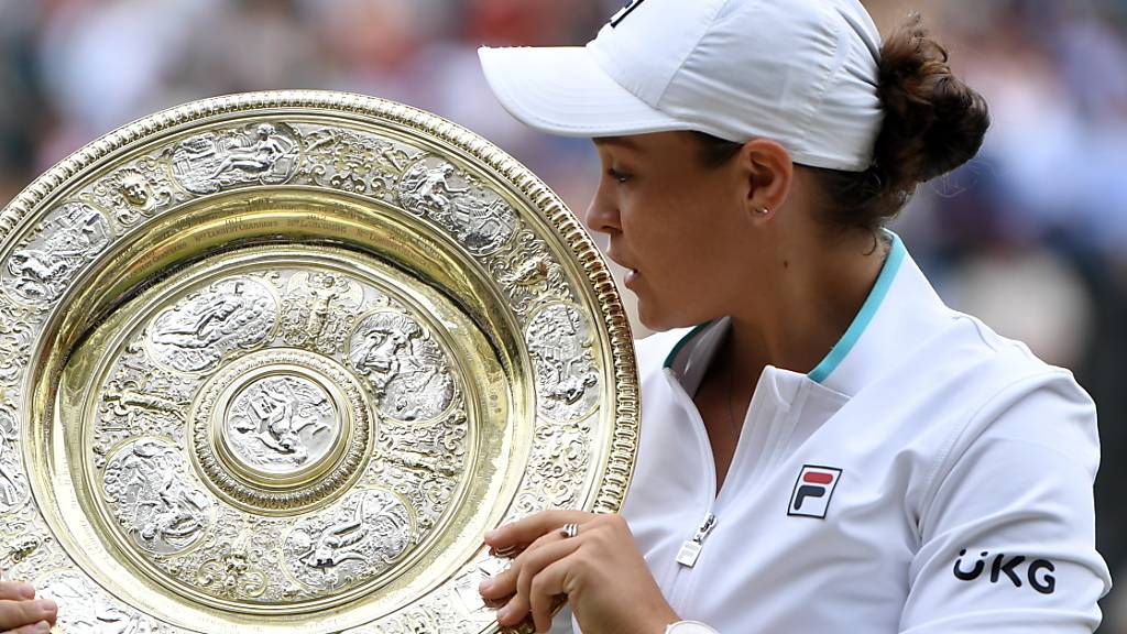 Ein wahr gewordener Traum: Ashleigh Barty mit der Siegerschale von Wimbledon