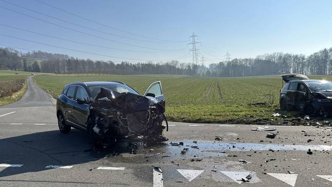 Vortritt missachtet: Schwere Kollision zwischen zwei Autos