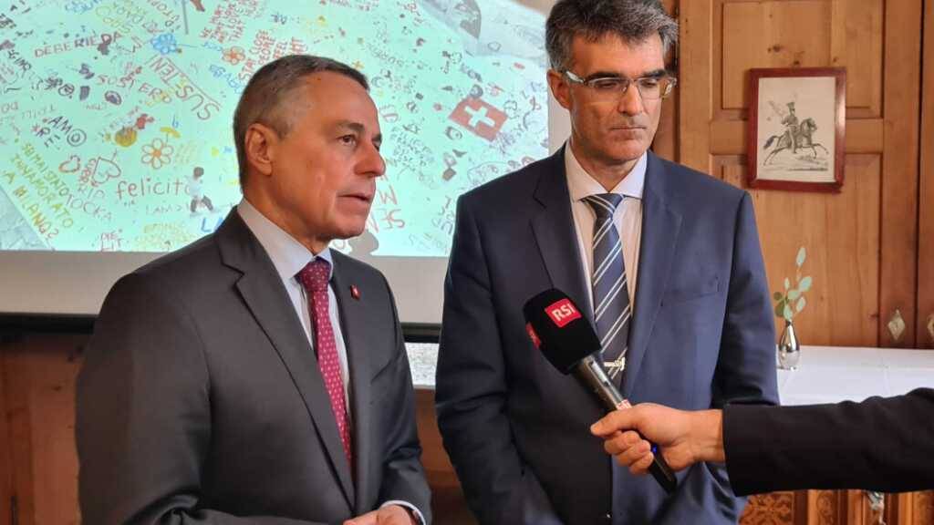 Bundesrat Ignazio Cassis und der Bündner Regierungspräsident Marcus Caduff treten nach dem Arbeitstreffen im Schloss Reichenau vor die Medien.