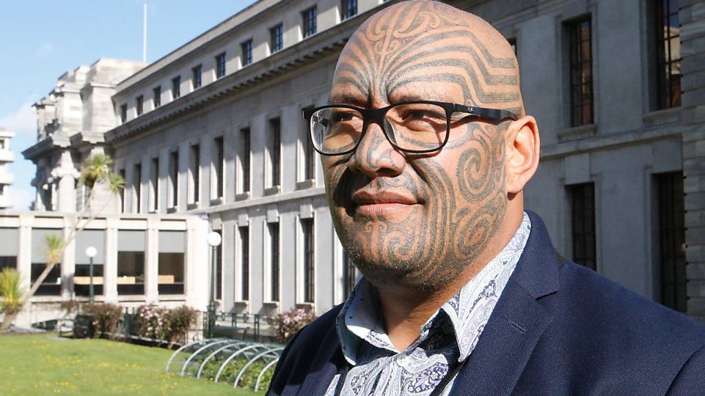 ARCHIV - Rawiri Waititi, Co-Vorsitzender der Maori-Partei, steht für ein Foto vor dem neuseeländischen Parlament. Waititi hatte sich geweigert, der Krawattenpflicht im Parlament nachzukommen. Nun wurde die langjährige Kleidervorschrift beendet, die Waititi als «koloniale Schlinge» bezeichnet. Foto: Nick Perry/AP/dpa