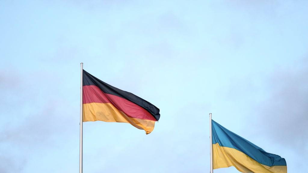 ARCHIV - Eine deutsche (l) und eine ukrainische Flagge wehen im Wind. Foto: Hannes P. Albert/dpa