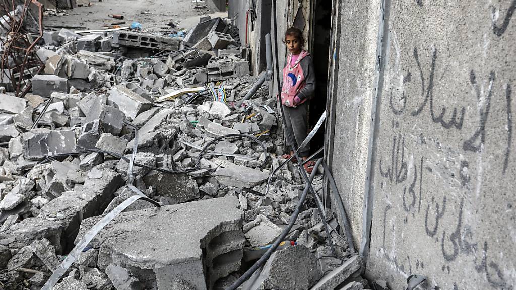 Ein palästinensisches Mädchen steht zwischen den Trümmern zerstörter Gebäude nach einem israelischen Luftangriff in Rafah. Foto: Abed Rahim Khatib/dpa