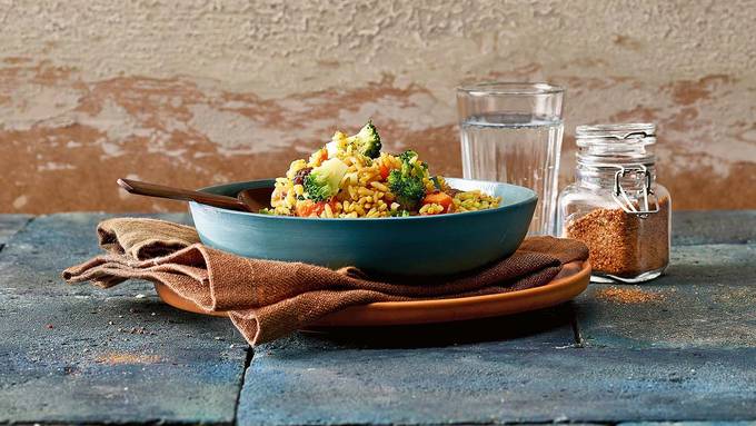 Mit diesem Gemüse-Curry-Reis machst du auch gleich etwas gegen Foodwaste