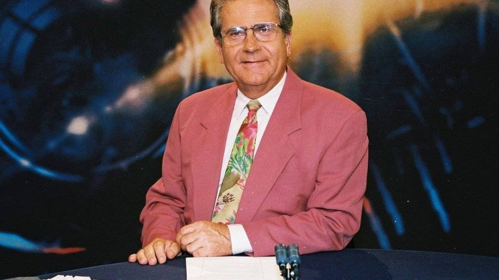 In der ersten Hälfte der neunziger Jahre war Hansjörg Erny Moderator der «Tagesschau». Der Journalist und Schriftsteller ist am 25. Februar im Alter von 84 Jahren gestorben. (Bild: gerhardhealer.com)