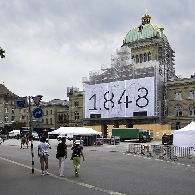 An der Bundeshaus-Fassade entsteht das Kunstwerk «Tilo»