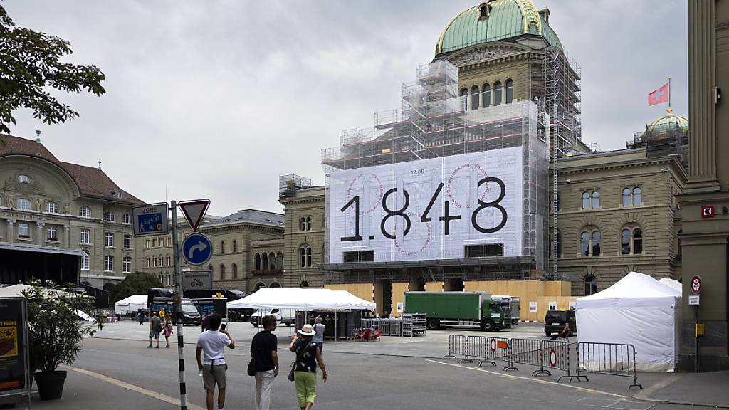 Hinter diesem Vorhang wird am Kunstwerk «Tilo» gearbeitet, das am 12. September enthüllt wird.