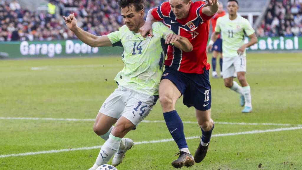 Ardon Jashari kämpft im Duell mit Kristian Thorstvedt um den Ball