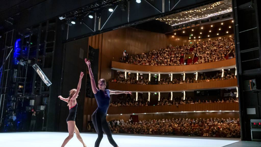 Zwei Tänzerinnen auf der Bühne der Genfer Oper. Gleich zweimal setze sich die Feuerlöschanlage in dieser Woche  in Gang - ohne Brand. (Archivbild)