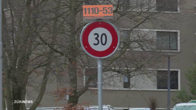 Diese zwei Tempo-30-Schilder in Witikon verwirren