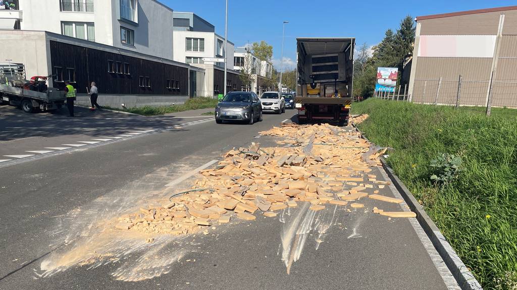 Ladung ungenügend gesichert: Lastwagen verliert bei Vollbremsung Schamottsteine