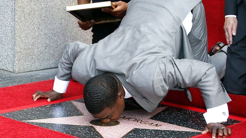 Komiker Tracy Morgan küsst seinen neuen Ehren-Stern im Herzen von Hollywood.