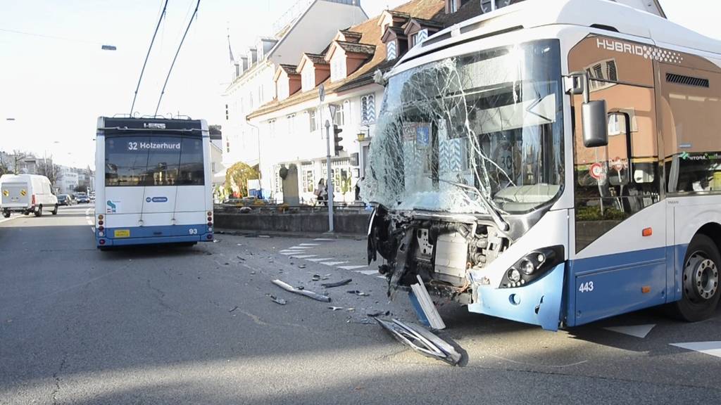 Busse krachen im Kreis 11 zusammen – sieben Personen verletzt