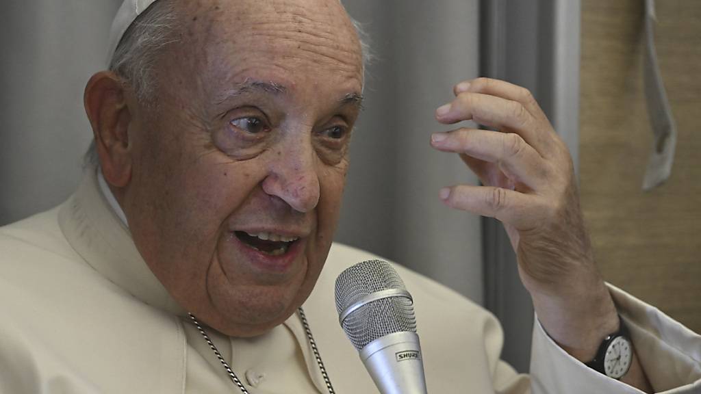 Papst Franziskus spricht mit Journalisten während des Rückflugs von Ulaanbaatar. Papst Franziskus hat seinen mehrtägigen Besuch in der Mongolei beendet. Foto: Ciro Fusco/ANSA/AP/dpa