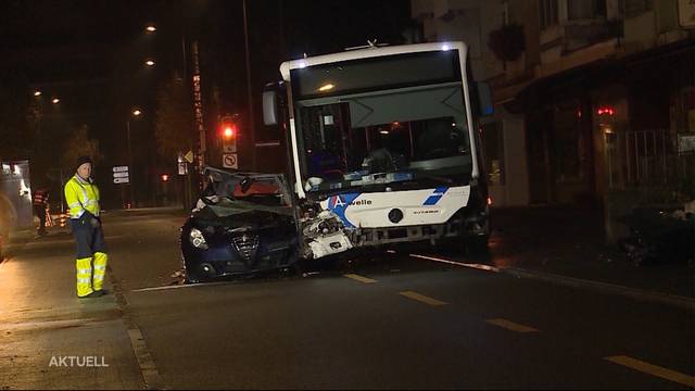 Auto kracht in Olten in Linienbus