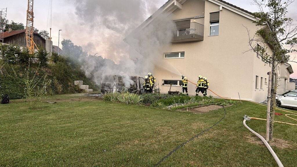 Das Auto hatte nach dem Selbstunfall in Bossonnens FR Feuer gefangen und dabei auch eine Hausfassade in Brand gesteckt. Verletzt wurde niemand.