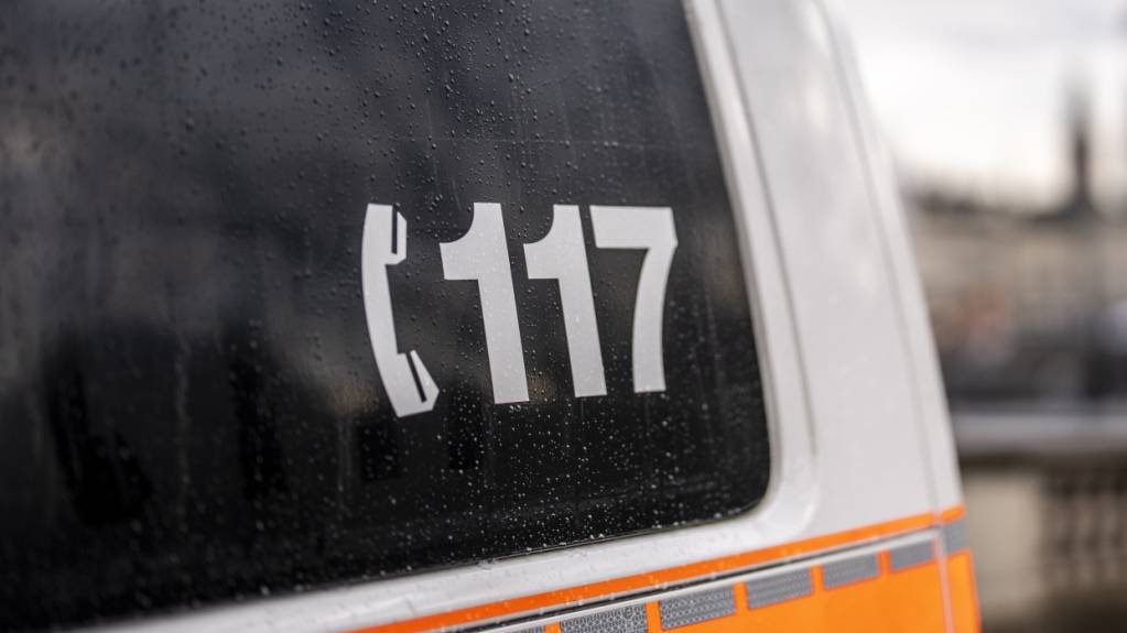 Frau stürzt in Zürich aus Gebäude und verletzt sich