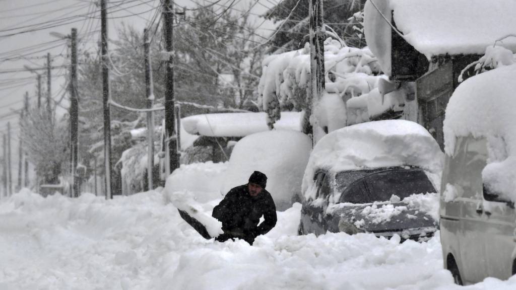 dpatopbilder - Bei Schneechaos mit starken Winden mussten am Wochenende in Bulgarien mehr als 1000 Orte ohne Strom auskommen. Foto: Mehmed Aziz/AP/dpa
