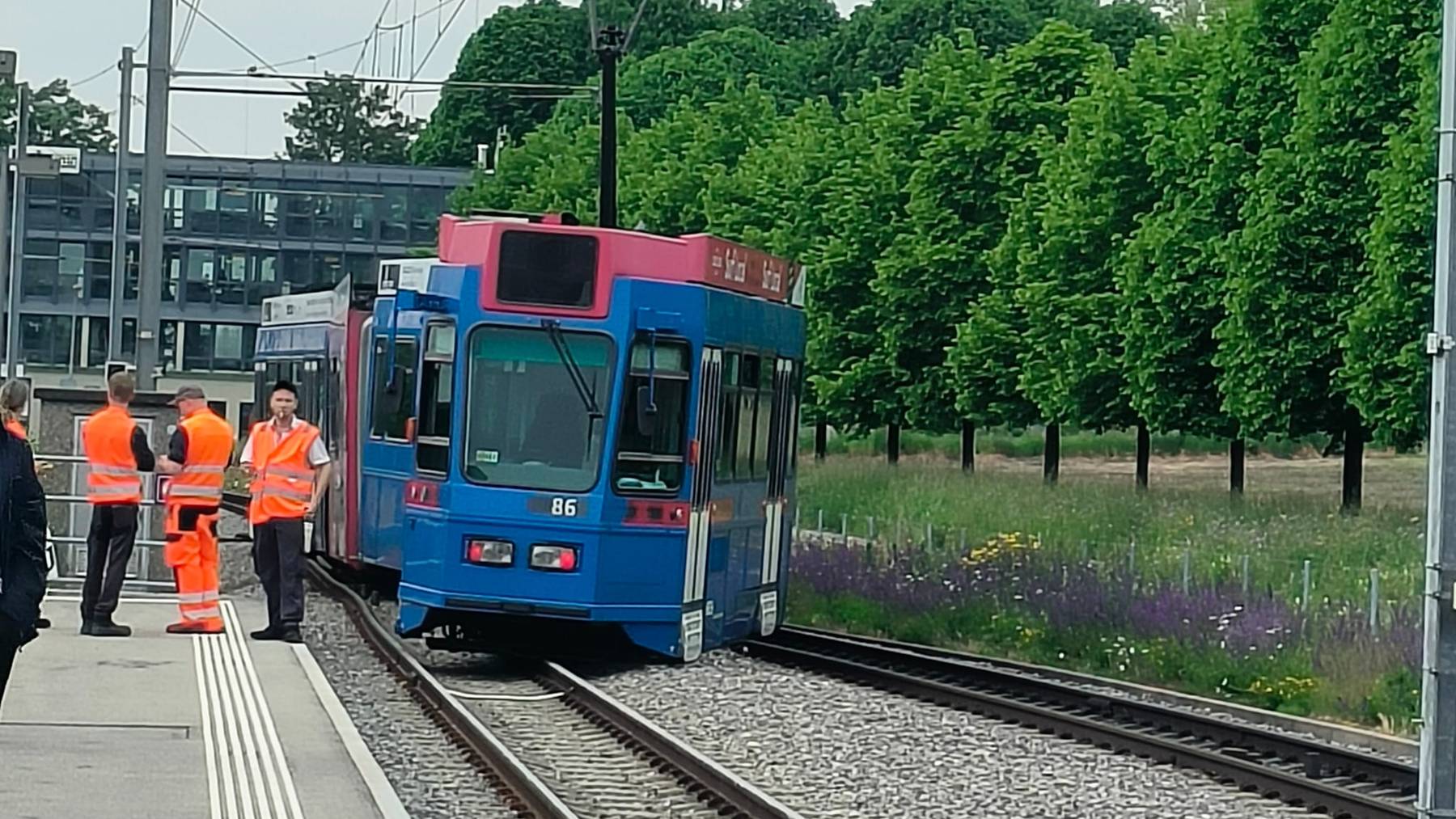 Tram entgleist in Gümligen Siloah. Die Strecke bleibt bis 16 Uhr gesperrt.