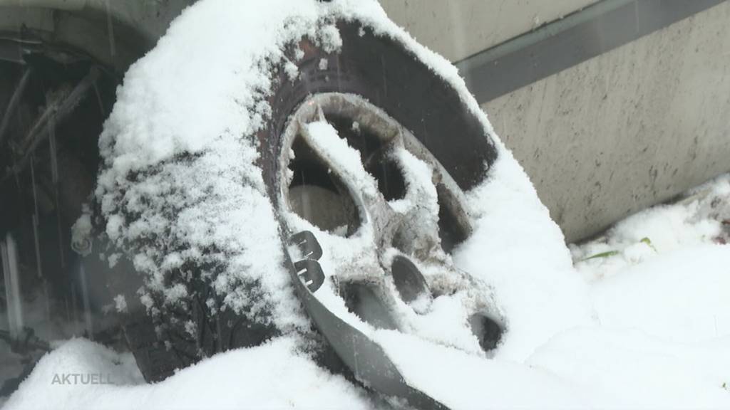 Riesen-Stress: Nach dem gestrigen Schnee wollen auch die letzten Autolenker ihre Sommerpneus wechseln