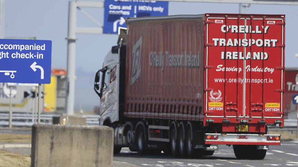 Die Zölle, die Briten für Waren aus der Europäischen Union zahlen müssen, sind wegen des Brexit deutlich gestiegen. Im Bild ein Lastwagen aus dem EU-Land Irland, der in den Hafen Belfast in Nordirland, das zum Vereinigten Königreich gehört, einfährt. (Symbolbild)