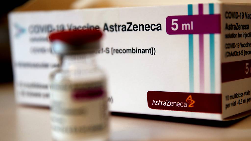 Eine Ampulle mit dem Corona-Impfstoff des schwedisch-britischen Pharmakonzerns AstraZeneca. Foto: Christophe Ena/AP/dpa