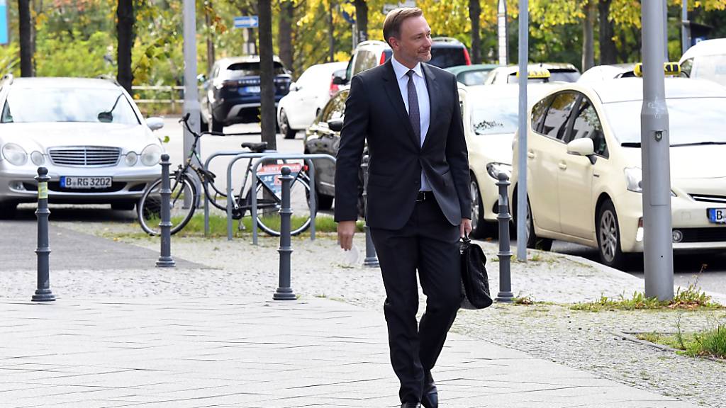 Christian Lindner, Fraktionsvorsitzender und Parteivorsitzender der FDP, kommt zu einer Sitzung.