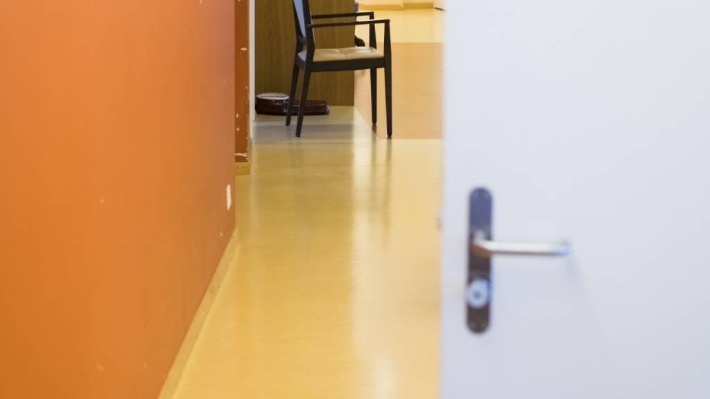 Ein demenzkranker Mann verliess unbemerkt ein Alterszentrum im Kanton Appenzell Innerrhoden, worauf sich ein tragischer Unfall ereignete. (Symbolbild)