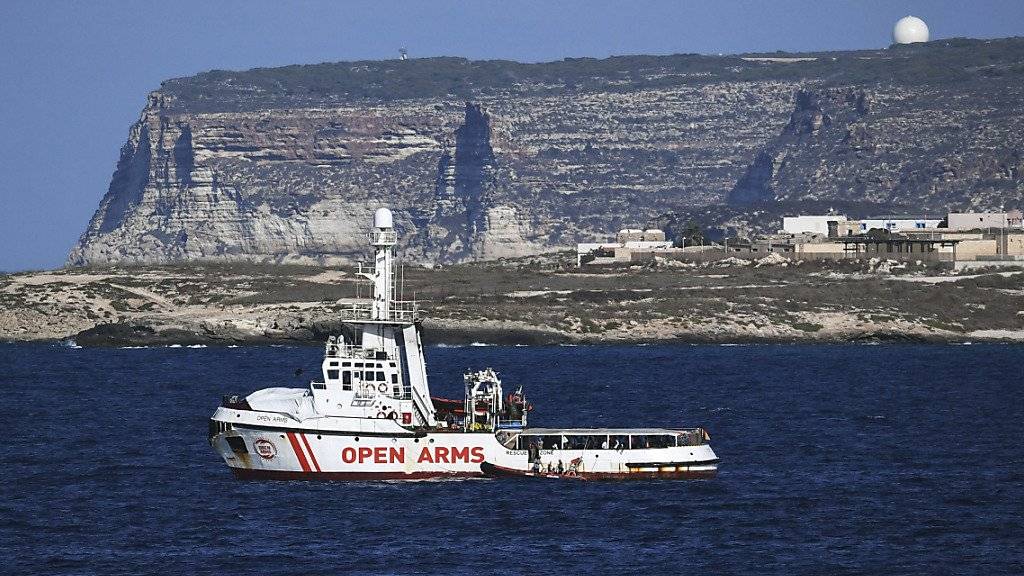 Die «Open Arms» vor der Küste von Lampedusa.