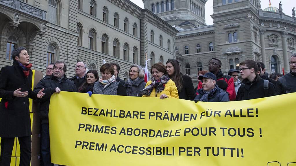 Die St. Galler SP-Nationalrätin Barbara Gysin (links) vor der Einreichung der Unterschriften für die «Prämienentlastungs-Initiative» im Januar 2020 in Bern. (Archivbild)