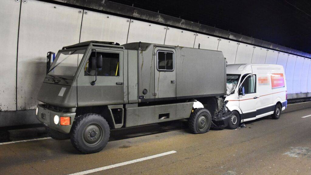 Lieferwagen kollidiert im Seelisbergtunnel NW mit Armeefahrzeug