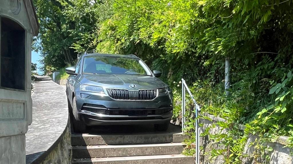 76-Jähriger bleibt mit Auto auf Treppe stecken