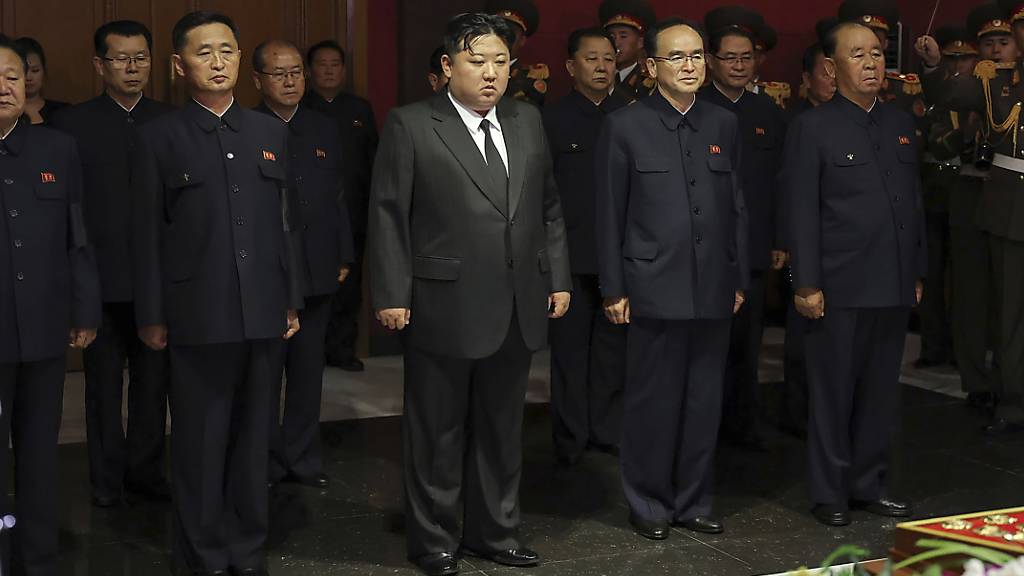HANDOUT - Kim Jong Un und hochrangige Beamte statten dem Leichnam von Kim Ki Nam einen Kondolenzbesuch ab. (Unabhängige Journalisten hatten keinen Zugang zu dem Ereignis, das auf diesem von der nordkoreanischen Regierung veröffentlichten Bild zu sehen ist. Der Inhalt dieses Bildes ist so, wie er bereitgestellt wurde, und kann nicht unabhängig überprüft werden.) Foto: Uncredited/KCNA via KNS/AP/dpa - ACHTUNG: Nur zur redaktionellen Verwendung im Zusammenhang mit der aktuellen Berichterstattung und nur mit vollständiger Nennung des vorstehenden Credits. Keine Verwendung nach dem 22.05.2024!