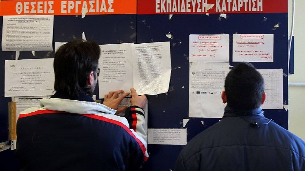Zwei Männer gehen die Stellenanzeigen in einem griechischen Arbeitslosenbüro durch. Zwar verharrt die Arbeitslosenquote in der Eurozone mit 10,1 Prozent auf dem niedrigsten Niveau seit Juli 2011. In Griechenland ist allerdings weiterhin jeder Vierte ohne Job.