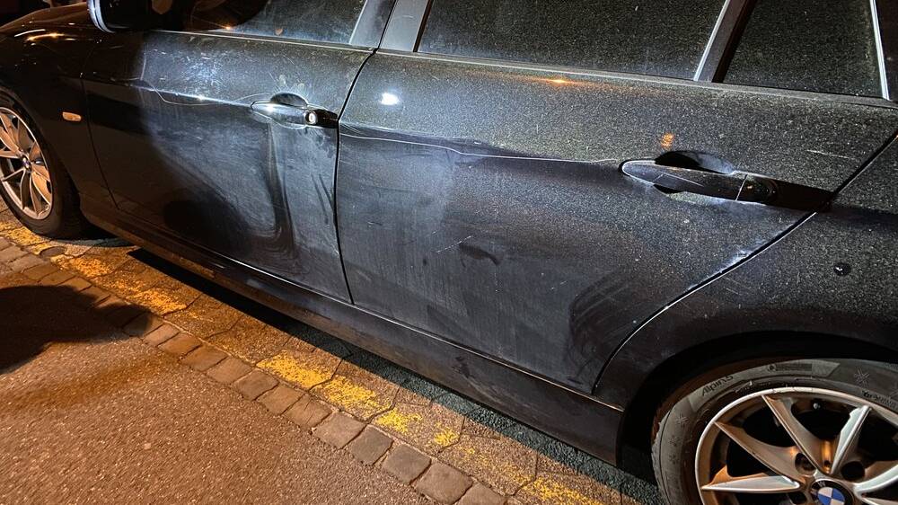 Mann zerkratzt Auto eines Fahnders – während dieser drin sitzt