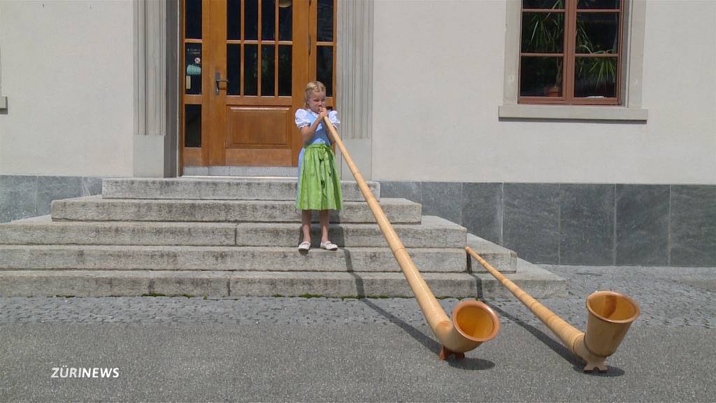 Alphorn-Talent: Kleines Mädchen, grosses Instrument