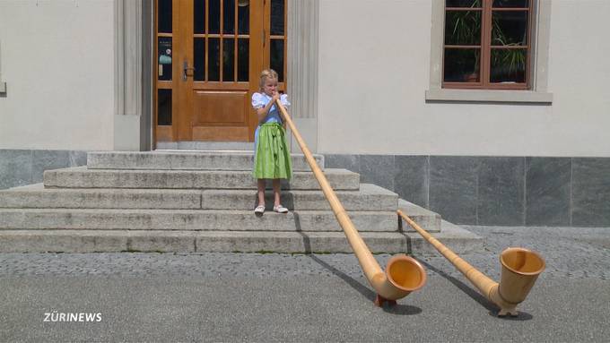 Alphorn-Talent: Kleines Mädchen, grosses Instrument