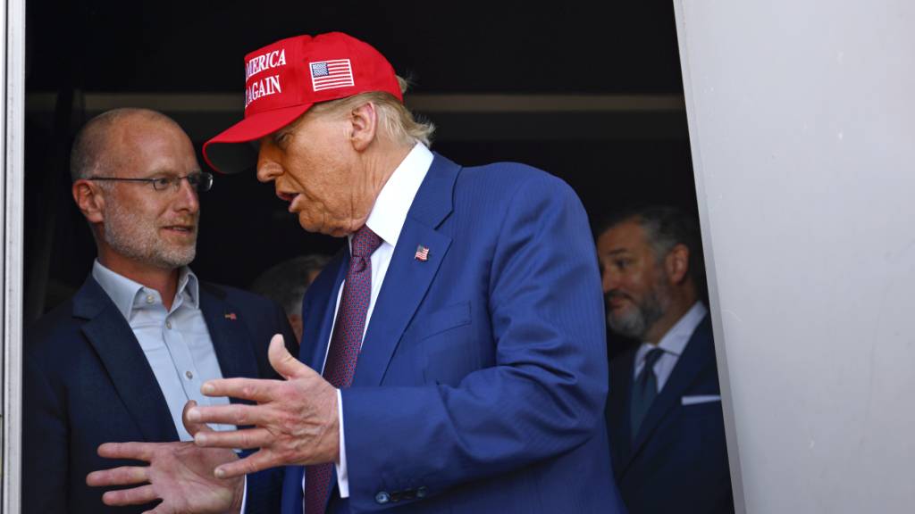 ARCHIV - Der damals designierte US-Präsident Donald Trump (r) spricht mit Brendan Carr vor dem Start des sechsten Testflugs der SpaceX Starship-Rakete in Texas im November 2024. Carr ist Vorsitzender der Telekommunikations-Aufsicht FCC. (zu dpa: «Druck auf US-Sender wegen Iran-Berichterstattung») Foto: Brandon Bell/Getty Images North America Pool via AP/dpa