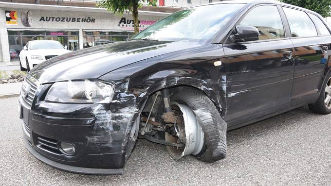 Fahrer (19) schläft ein und rammt Bus