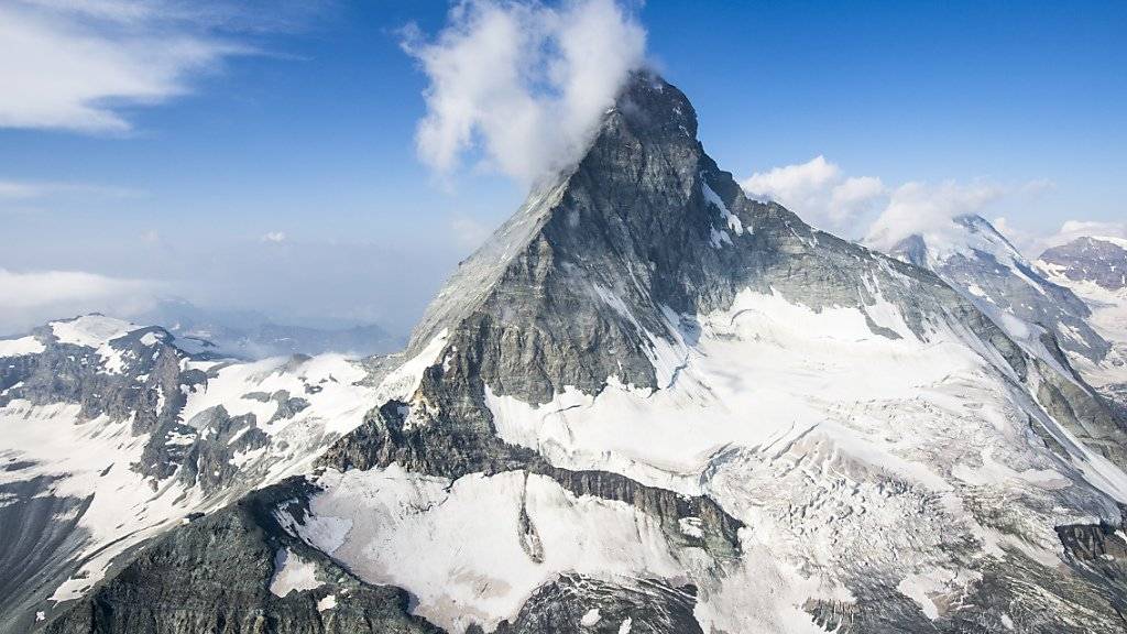 In der Region Zermatt um das Matterhorn ist am Sonntag eine Person tödlich verunfallt. Sie stürzte auf dem Theodulgletscher in eine Gletscherspalte. (Archivbild)