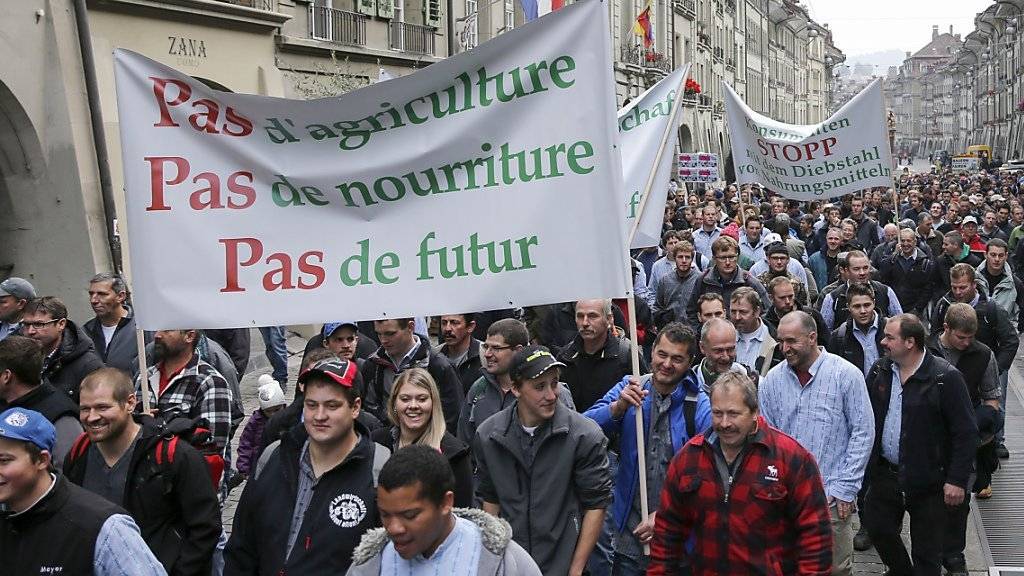 Landwirte marschieren zum Bundeshaus in Bern. Sie verlangen höhere Preise für ihre Produkte.