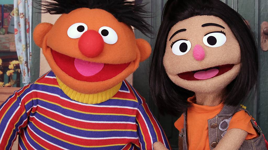 Ernie, ein Muppet aus der beliebten Kinderserie «Sesamstraße», mit der neuen Figur Ji-Young, dem ersten asiatisch-amerikanischen Muppet, am Set der langjährigen Kindersendung in New York. Foto: Noreen Nasir/AP/dpa