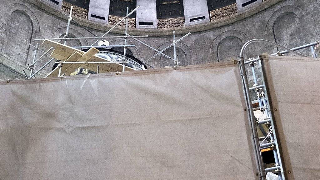 Vorhang auf für die renovierte Kapelle: Blick in die Grabeskirche Jesu in Jerusalem. (Archivbild)