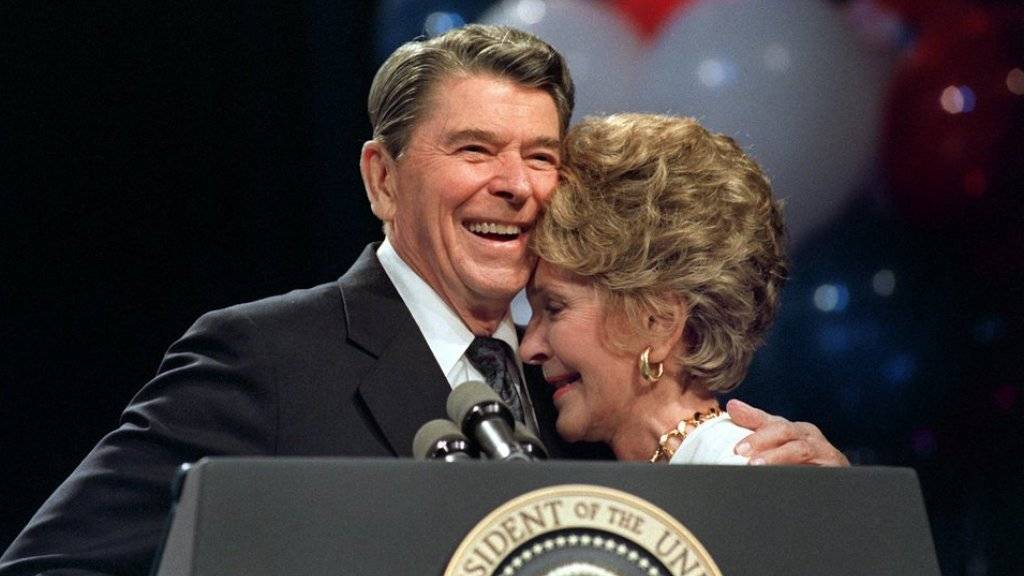 Der damalige US-Präsident Ronald Reagan nimmt am 15. August 1988 nach seiner Rede bei einem Wohltätigkeitsessen in New Orleans zu Ehren seiner Ehefrau seine Nancy zärtlich in den Arm. (Archivbild)