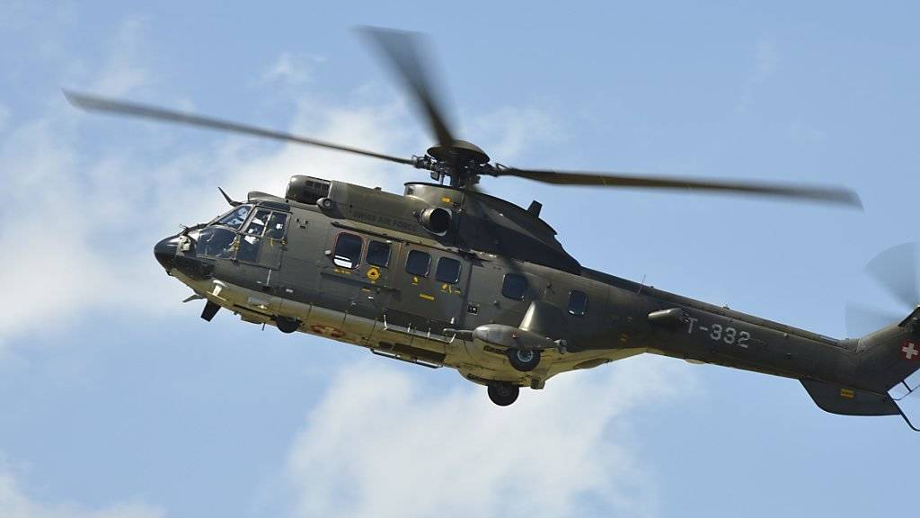 Mit einem Helikopter der Schweizer Luftwaffe des Typs Super Puma wurde am Wochenende im Oberwallis nach Schleppern gesucht. (Archivbild)