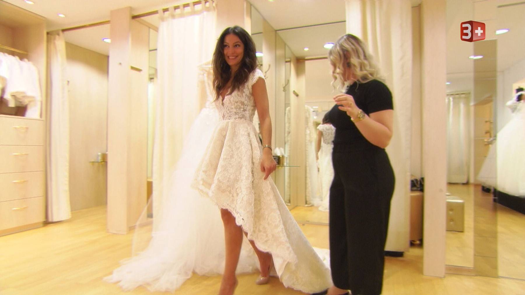 Frieda Hodel sucht ihr Hochzeitskleid aus.