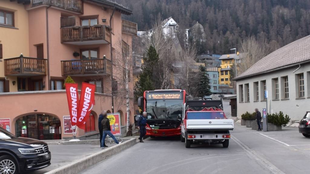 In St. Moritz stiessen am Mittwoch ein Bus und ein Lieferwagen zusammen. Eine Buspassagierin verletzte sich dabei am Kopf.