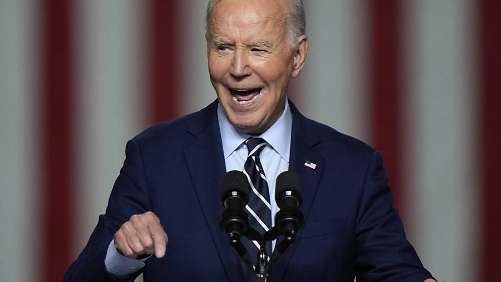 US-Präsident Joe Biden spricht in der Außenstelle des Milwaukee Department of Public Works in Milwaukee. Foto: Morry Gash/AP