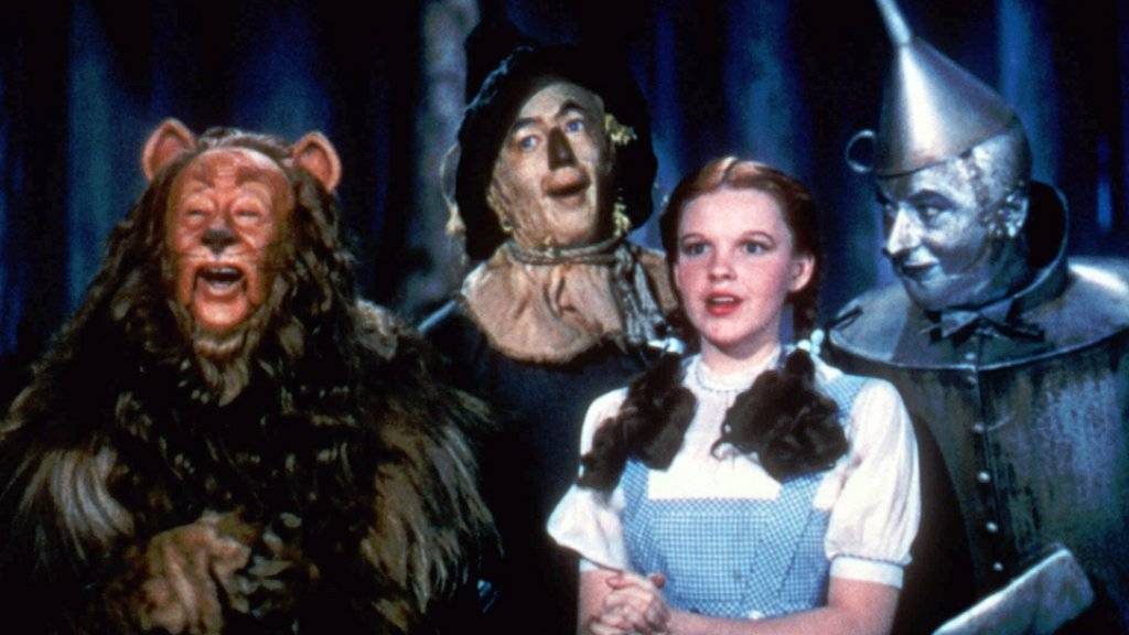 Judy Garland trägt als Dorothy in «The Wizard of Oz» ihr berühmtes Kleid (Archiv)