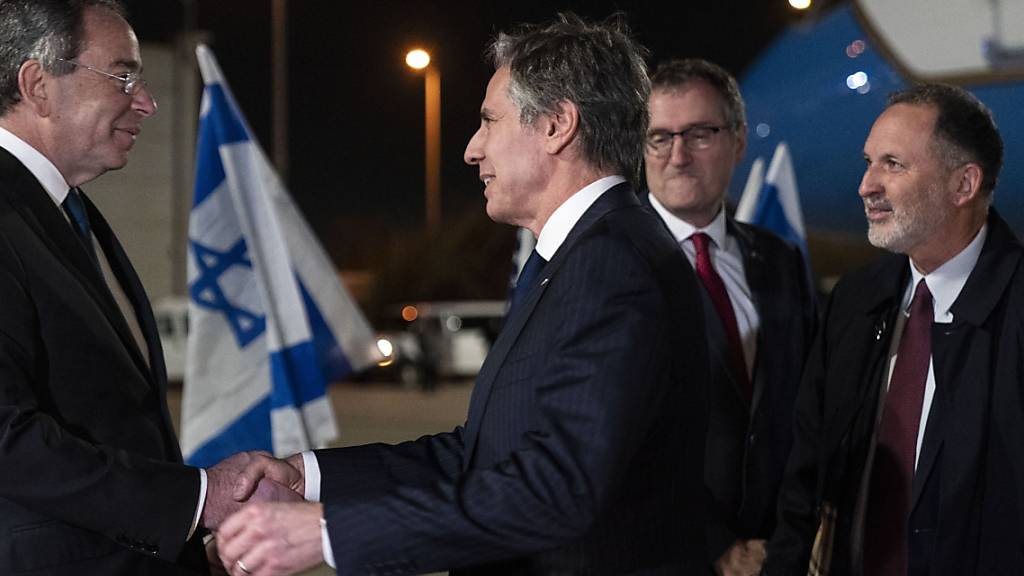 Der US-Botschafter in Israel Thomas Nides (l) begrüßt US-Außenminister Antony Blinken am Ben-Gurion-Flughafen bei dessen Ankunft. Foto: Jacquelyn Martin/Pool AP/dpa