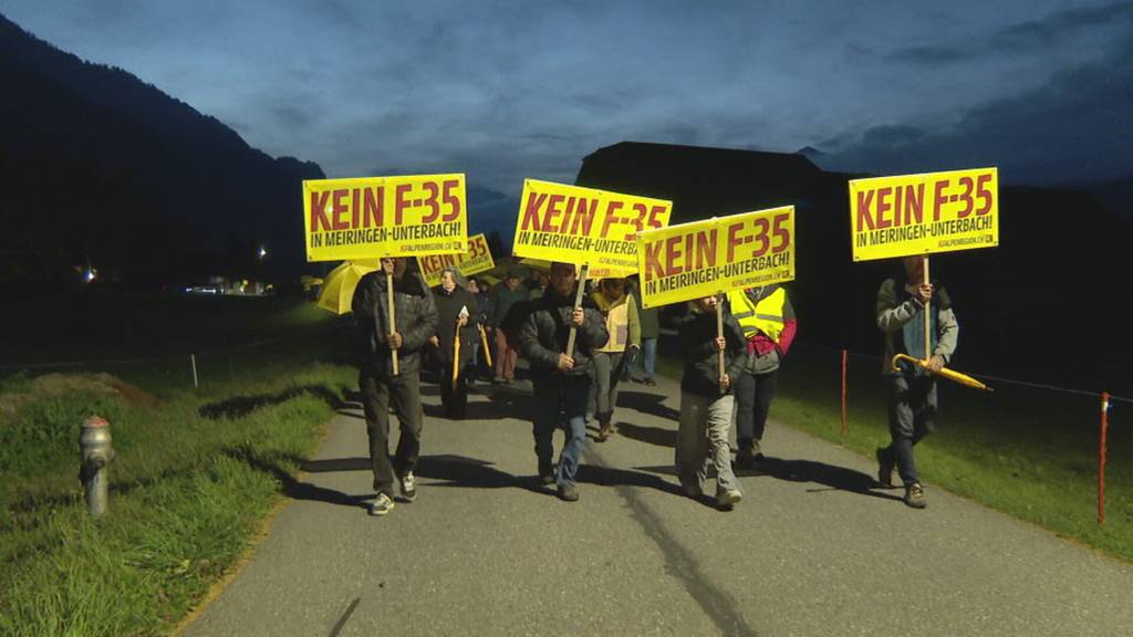 Schweigemarsch gegen Fluglärm